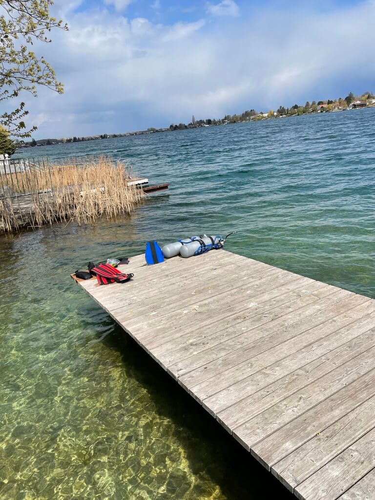 Steg mit Flossen und Flaschen am Steg von Tauchsport Vienna