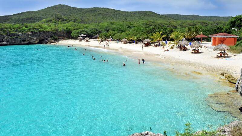 Curacao Strand mit blauem Wasser