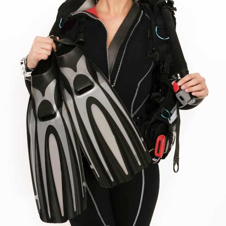 Taucherflossen und Jacket werden von Taucherin präsentiert