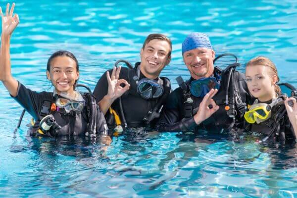 Tauchkurs Wien mit Tauchtrainer und Schülern