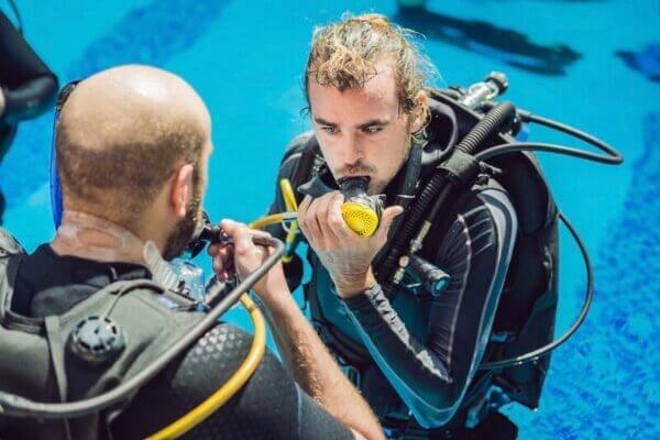 zwei Taucher üben das atmen