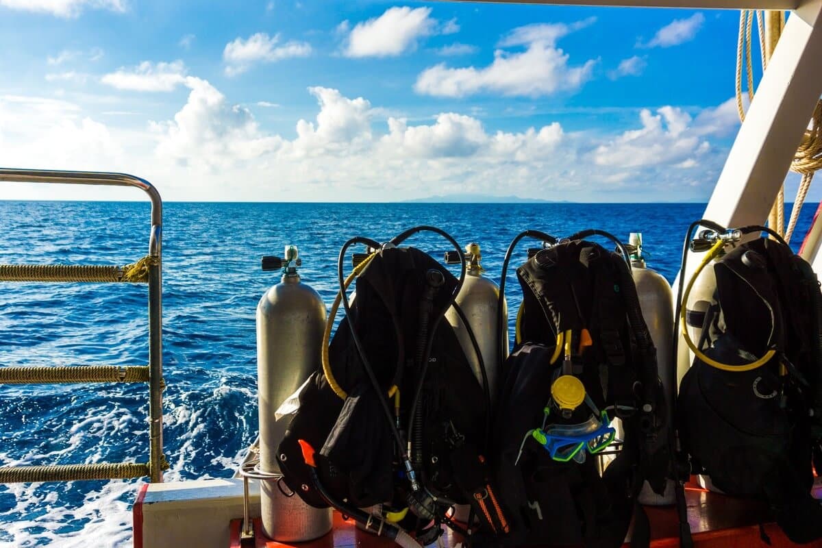 Tauchausrüstung am Boot am Meer