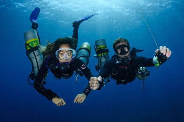 Zwei Sidemount Taucher bei Deco