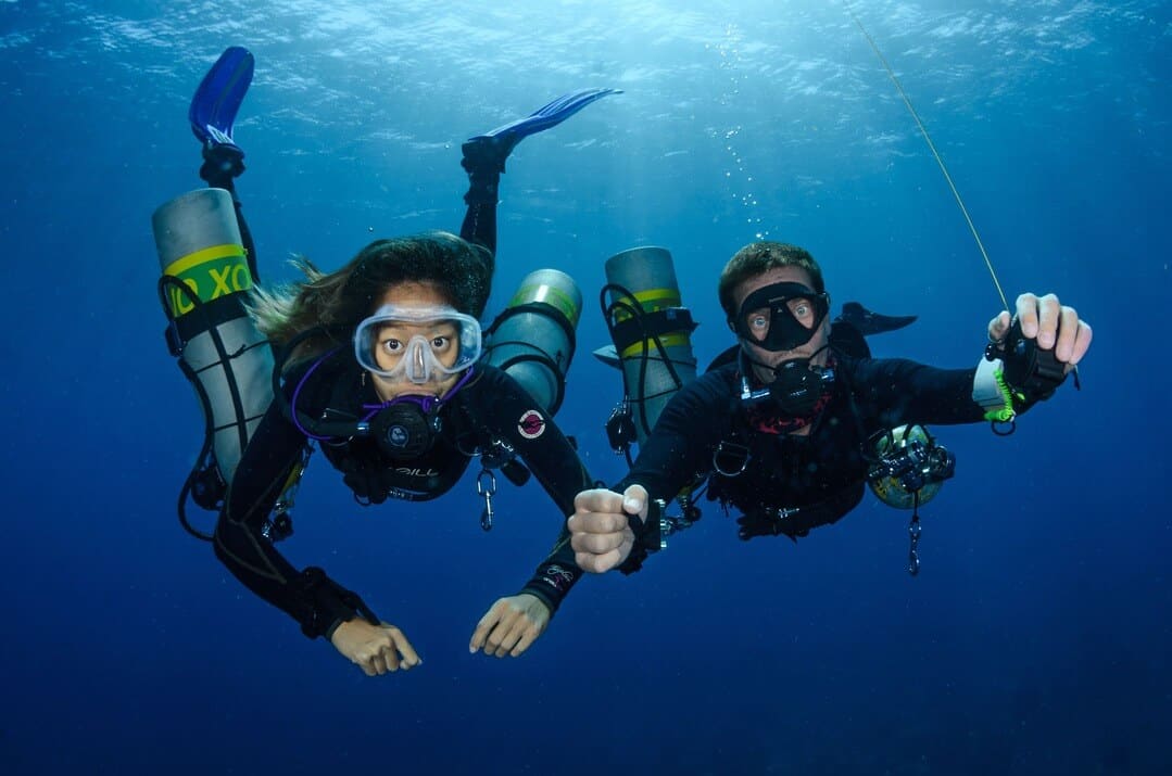 Zwei Sidemount Taucher bei Deco