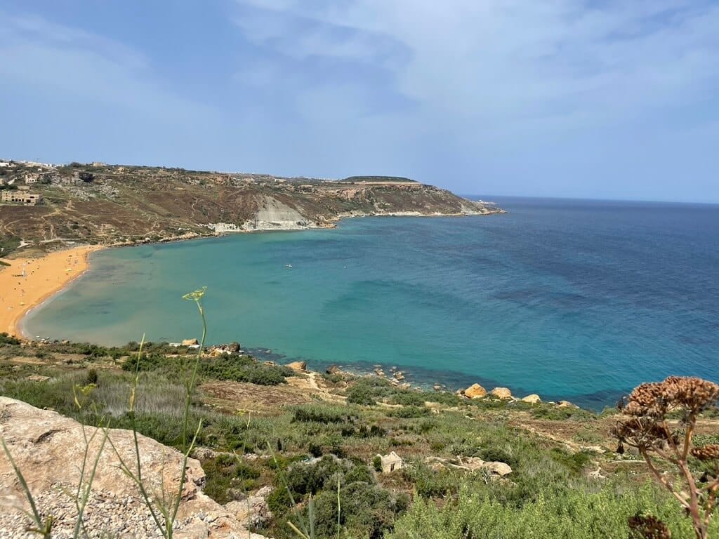Gozo Bucht mit blauen Wasser mit Termine