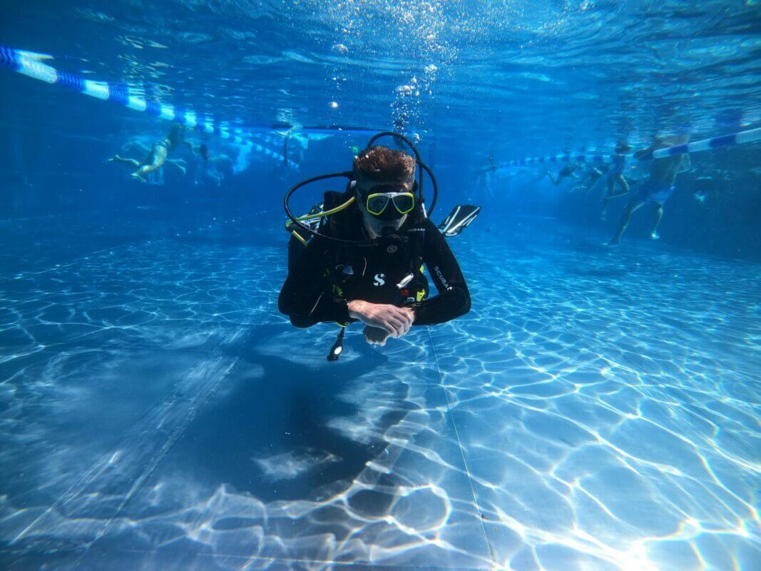 Taucher im Pool mit Gelber Maske