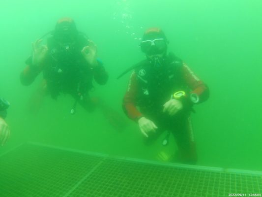 zwei Taucher einer davon zeigt das Taucher OK