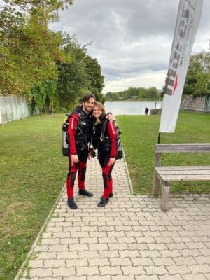 zwei Liebende Taucher im roten Anzug