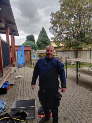 Michael beim Anziehen