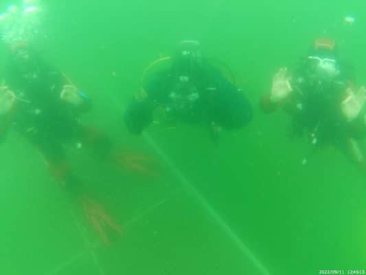 3 Taucher im See bei Plattform zwei zeigen OK