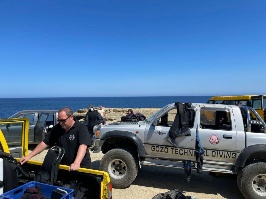 Autos beim Tauchplatz in Gozo