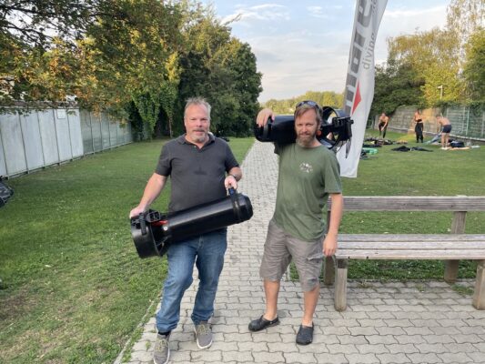 Zwei Taucher mit Ihren zwei Scootern